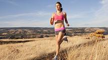 Běhání je nejjednodušší cesta, jak pořádně rozproudit krev. Na 15 minut můžete klidně zvolit ostřejší tempo. A nezapomeňte se pak protáhnout, aby vás druhý den nebolelo celé tělo.