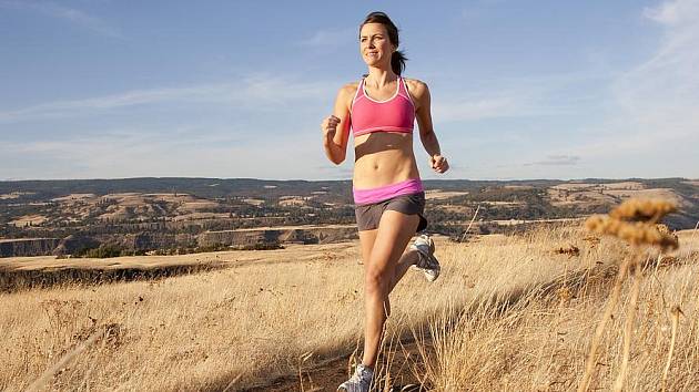 Běhání je nejjednodušší cesta, jak pořádně rozproudit krev. Na 15 minut můžete klidně zvolit ostřejší tempo. A nezapomeňte se pak protáhnout, aby vás druhý den nebolelo celé tělo