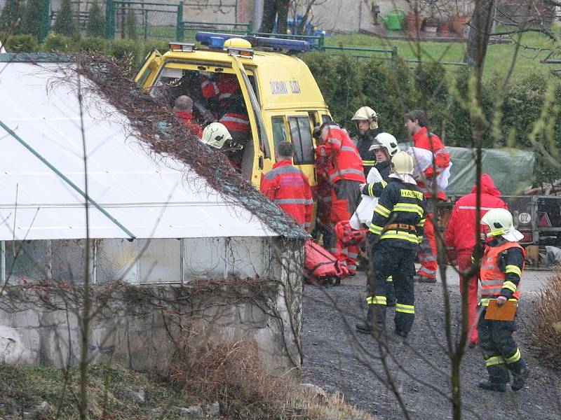 Ve středu po 14. hodině vyprošťovali hasiči a záchranáři dva muže zavalené ve skleníku v ulici Antala Staška v Jablonci nad Nisou. Do akce byl povolán také vrtulník ZZS LK, ale nakonec jej záchranáři ani nevyužili.