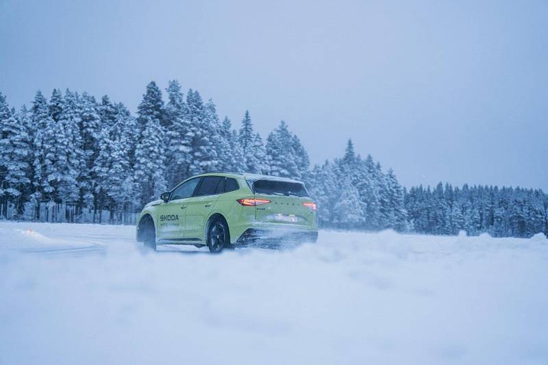 Automobilka Škoda pokořila s plně elektrickým vozem SUV Enyaq RS rekord v nejdelším souvislém driftu na ledě.