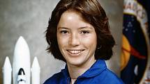 Anna Fisherová se v roce 1984 stala první matkou, která se dostala do vesmíru. V kosmu pobyla 8 dní. Její dceři v té době byl rok a 3 měsíce.