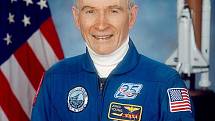Oficiální portrét zkušeného astronauta Johna W. Younga, mimo jiné velitele mise Apollo 16, při které se dostal na měsíční povrch. Young zemřel v roce 2018.