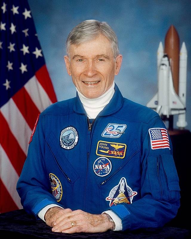Oficiální portrét zkušeného astronauta Johna W. Younga, mimo jiné velitele mise Apollo 16, při které se dostal na měsíční povrch. Young zemřel v roce 2018.