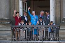 Dánská královská rodina. Královna Markéta II. je nyní jedinou vládnoucí panovnicí - ženou v Evropě. Jejím následníkem je korunní princ Frederik