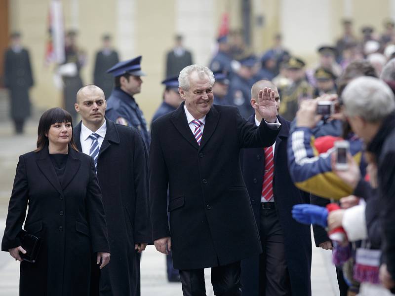 Prezident Miloš Zeman se zdraví se svými příznivci
