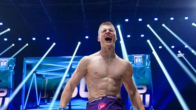 Český zápasník Leo Brichta se raduje z vítězství na galavečeru v Třinci.