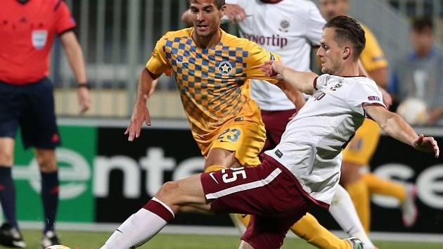 Asteras - Sparta: Mario Holek a obranný skluz