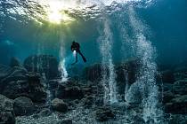 U Panarey, jednoho z italských Liparských ostrovů, se plyny unikající z magmatického krbu mísí se studenou vodou Středozemního moře. Vznikají kyselé bubliny, jimž se říká „přírodní vířivka“