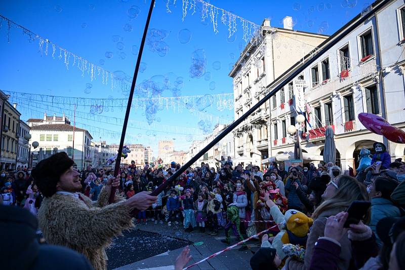 Benátský karneval se letos bude rozprostírat nejen v historickém centru Benátek, ale také v okolí. Takto například vypadal v roce 2020 ve čtvrti Mestre. Součástí veselí jsou vystoupení pouličních umělců