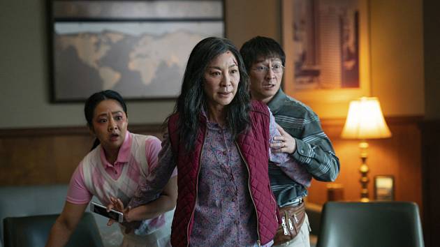 Michelle Yeoh (vpředu) v záběru z amerického filmu Všechno, všude, najednou od studia A24 Films