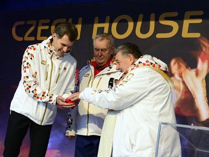 Prezident Miloš Zeman (uprostřed) a kardinál Dominik Duka (vpravo) slavnostně otevřeli Český olympijský dům na olympiádě v Soči 2014. Vlevo předseda ČOV Jiří Kejval.