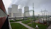 Pohled na chladicí věže a rozvod elekřiny od turbosoustrojí prvního bloku jaderné elektrárny Temelín