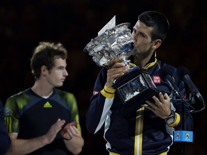 Novak Djokovič (vpravo) ve finále Australian Open porazil Andyho Murrayho.