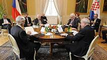 Prezidenti Srbska, České republiky, Chorvatska a Slovenska (u stolu zleva) Boris Tadič, Václav Klaus, Ivo Josipovič a Ivan Gašparovič se 18. února sešli k dvoudennímu setkání na zámku v Lánech. Na programu mají například rozhovory o evropských tématech.