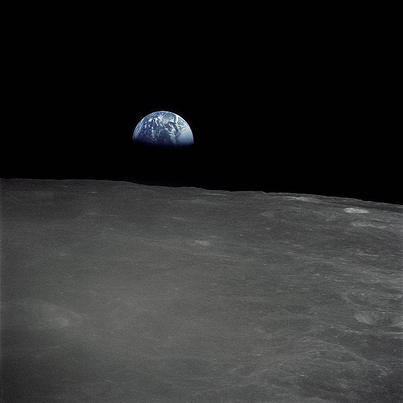 "Východ" Země nad měsíčním horizontem, jak jej zachytila posádka mise Apollo 16.