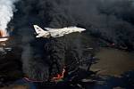 Letoun amerického námořnictva Grumman F-14A Tomcat stíhací letky 114 Aardvarks letí nad ropným vrtem zapáleným iráckými jednotkami během války v Perském zálivu v roce 1991. K 30. dubnu 1993 byla tato letka zrušena