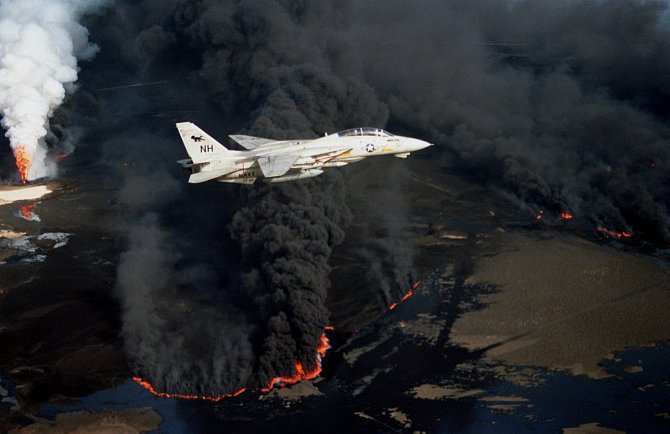 Letoun amerického námořnictva Grumman F-14A Tomcat stíhací letky 114 Aardvarks letí nad ropným vrtem zapáleným iráckými jednotkami během války v Perském zálivu v roce 1991. K 30. dubnu 1993 byla tato letka zrušena