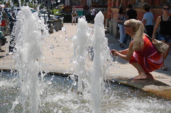 V úmorných vedrech lidé v Karlových Varech s oblibou využívají ke zchlazení dvě fontány na pěší zóně v obchodní a správní části města. Fontánu na třídě T. G. Masaryka a fontánu před Hlavní poštou.