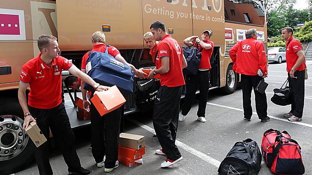 Čeští fotbalisté vystupují z autobusu v areálu Břízky, kde budou bydlet do pátečního zápasu s Maltou.