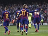 Fotbalista Barcelony Antoine Griezmann se raduje ze svého gólu.