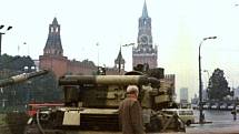 Tanky T-80 na Rudém náměstí během srpnového puče 1991