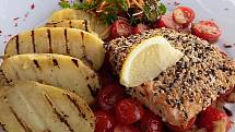 Zatím nejlepší a nejhorší jídlo v Německu. Polévka z uzeného lososa nejlepší, podivná variace lososa nejhorší. A ukázka multikulti kuchyně po cestě.