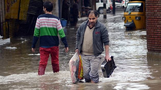Nejméně deset mrtvých si vyžádaly sesuvy půdy v indické části Kašmíru, kde kvůli vydatným dešťům hrozí po podzimních povodních nové záplavy. Ve správním středisku oblasti Šrínagaru byl vyhlášen stav ohrožení.