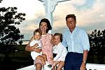 John Fitzgerald Kennedy se svou manželkou Jacqueline a dětmi Johnem a Caroline na letním sídle v Hyannis Port v Massachusetts.