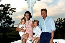 John Fitzgerald Kennedy se svou manželkou Jacqueline a dětmi Johnem a Caroline na letním sídle v Hyannis Port v Massachusetts.