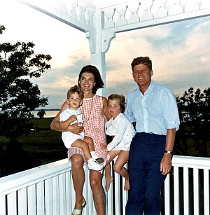 John Fitzgerald Kennedy se svou manželkou Jacqueline a dětmi Johnem a Caroline na letním sídle v Hyannis Port v Massachusetts.