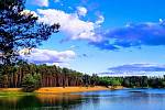 Nedaleko Prahy se nachází jeden z nejkrásnějších přírodních areálů v České republice – Jezero Lhota.