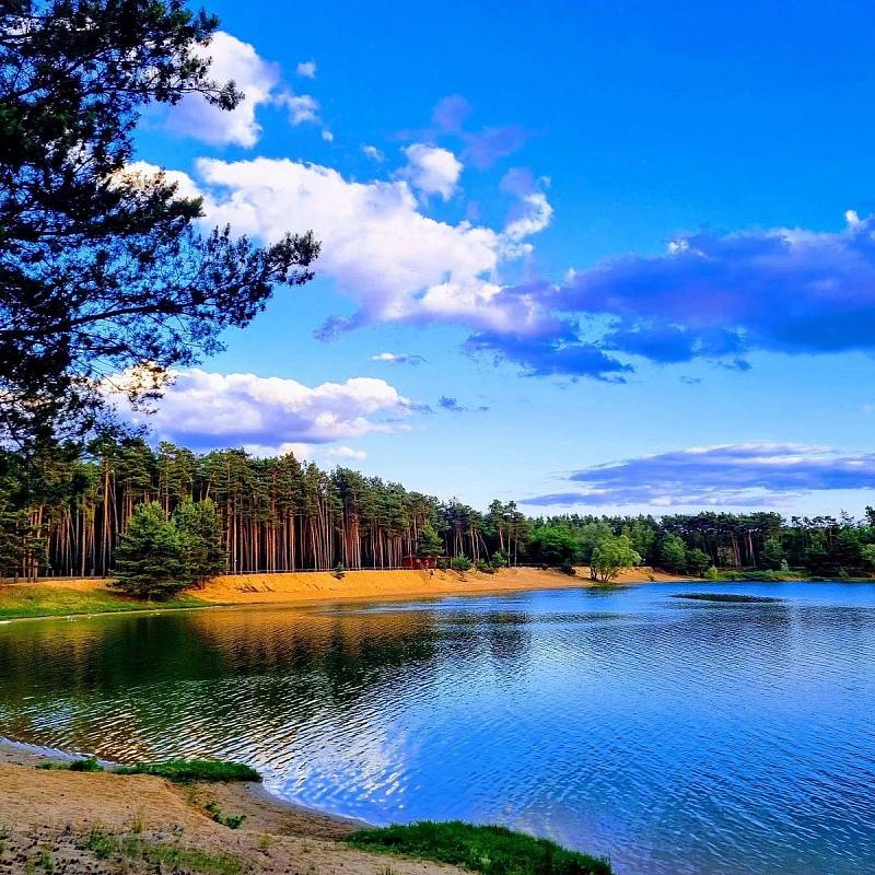 Nedaleko Prahy se nachází jeden z nejkrásnějších přírodních areálů v České republice – Jezero Lhota.