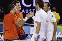 Radek Štěpánek a Daniel Nestor gratulují soupeřům u sítě. Finále ovládl pár Jamie Murray a Bruno Soares