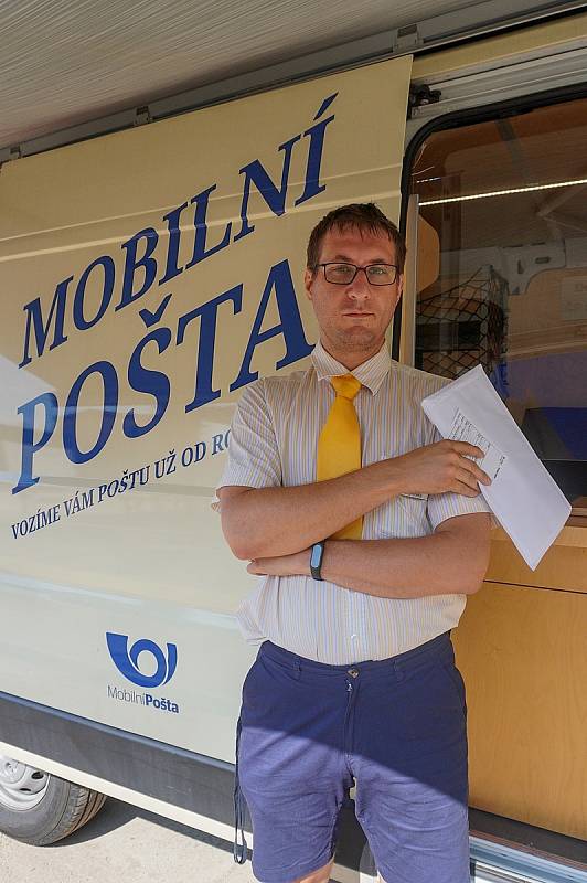 Mobilní pošta v Moravské Nové Vsi na Břeclavsku. Nová služba pojízdné pobočky funguje po řádění tornáda na jižní Moravě také ještě v Lužicích.
