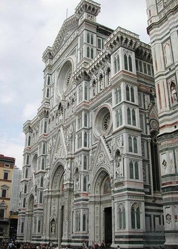 Italská Florencie je nejen domovem Michelangelova Dávida. Nabízí mnohé architektonické a umělecké skvosty. Na snímku část katedrály.