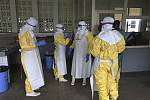 Boj s ebolou v Kongu. Tým zdravotníků z organizace Lékaři bez hranic se v konžské nemocnici připravuje na ošetřování pacientů s ebolou