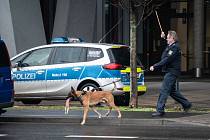 Budovy německých soudů po bombových výhružkách prohledali policisté se speciálně vycvičenými psy