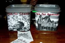 Obama a Romney. Kasičky na spropitné v kavárně Globe.