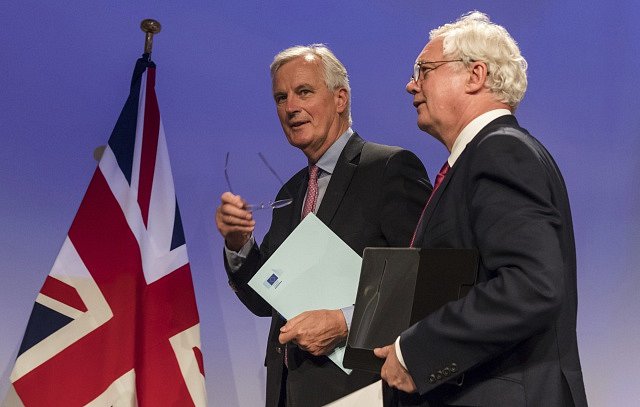 Hlavní aktéři Brexitu: David Davis a Michel Barnier