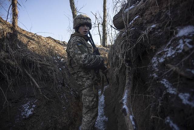 Ukrajinský voják v zákopech v Mariupolu.