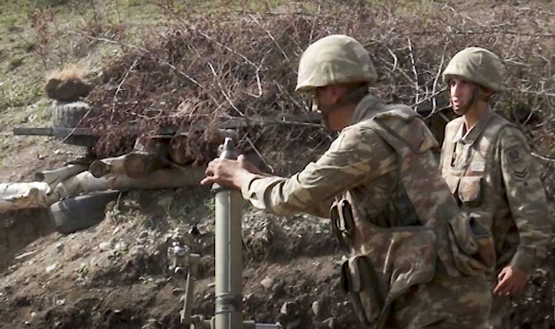 Ázerbájdžánští vojáci obsluhují minomet během bojů v Náhorním Karabachu, 27. září 2020