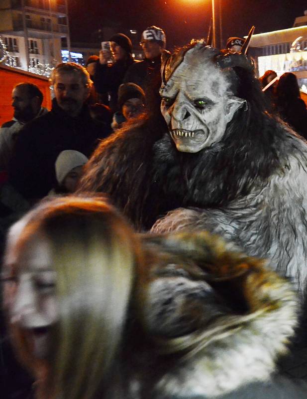 Zaplněné centrum Mostu opět zažilo nejděsivější show roku, průvod pekelných příšer Krampusů.