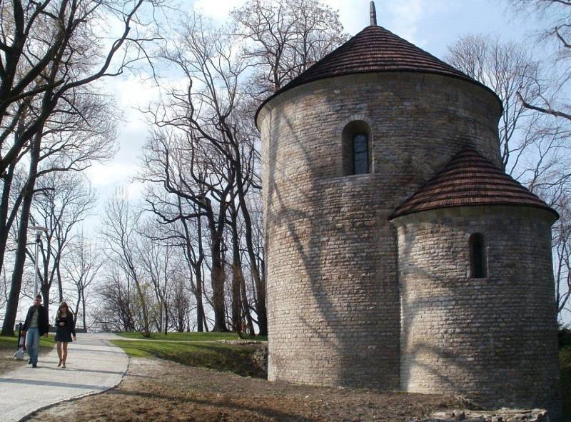 Piastovská věž a rotunda sv. Mikuláše a sv. Václava. Místo, kde se psala polská i česká historie, skrývá Zámecký vrch nad polským Těšínem. 