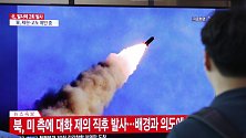 Lidé v Soulu sledují na televizní obrazovce start severokorejské rakety.