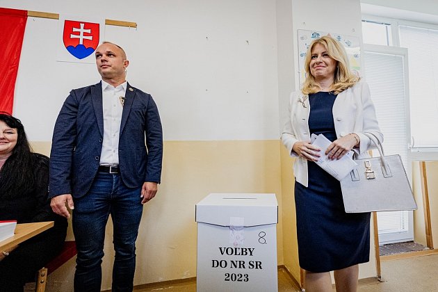 Slovenská prezidentka Zuzana Čaputová odvolila se zpožděním, které zavinil podezřelý muž ve volební místnosti.