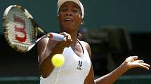 Venus Williamsová dál suverénně směřuje za obhajobou titulu.
