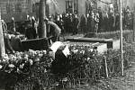 Pohřeb sovětských vojáků před zámkem, Vizovice