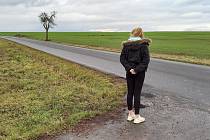 Silnice u Hrušovan na Chomutovsku, kde tehdy jedenáctiletá oběť únosu žádala kolemjdoucí o pomoc.