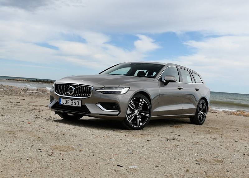 Volvo V60 T8 Twin Engine. Emise 44 g/CO2 na km. Spotřeba 1,9 l/100 km.