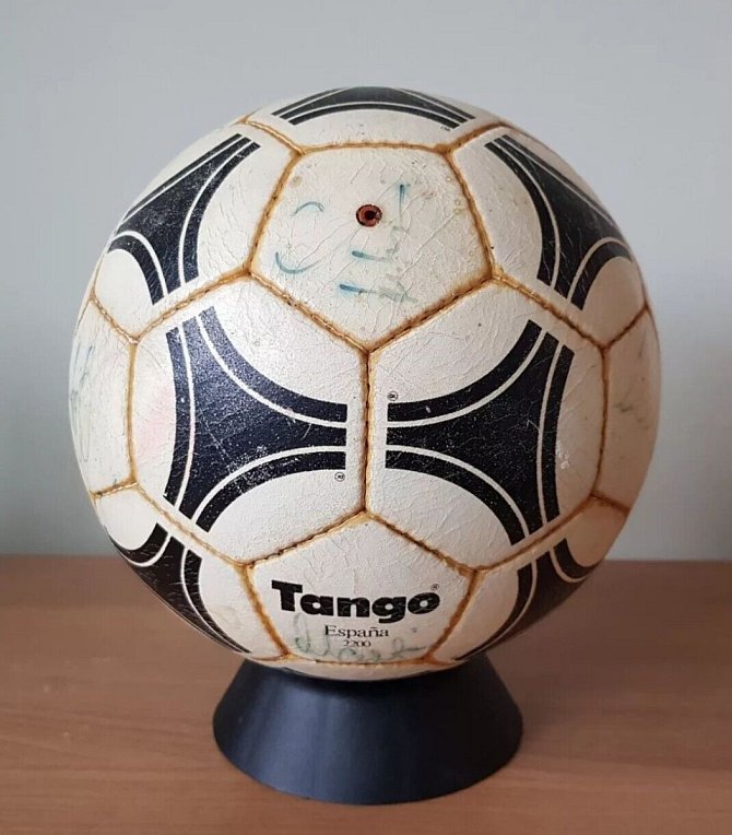 Tango, míč z roku 1982